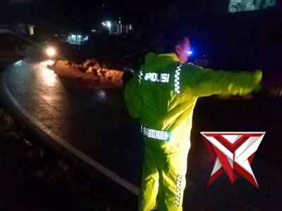 Anggota Lantas Polsek pujon mendatangi TKP dan mengatur arus lalin akibat longsor - PoliceTube