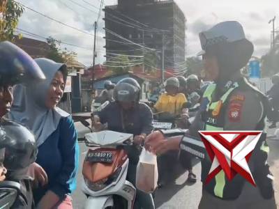 Satuan Lalulintas Polres Singkawang Berbagi Takjil di Bulan Suci Ramadhan 1447 H - PoliceTube