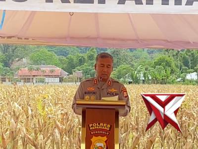 Kapolda Bengkulu Panen Jagung Bhayangkara Merah Putih - PoliceTube