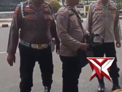 Personil Polsek Sekayu Melaksanakan Jumat Berkah Di Jalan Sekayu