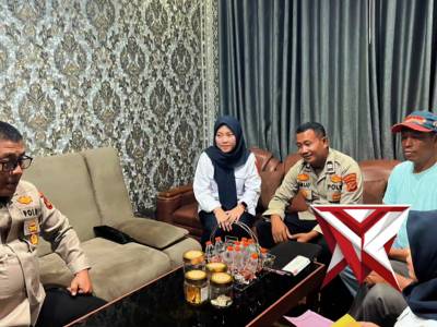 Primkoppol Polres Sukabumi Kota salurkan bantuan dana kepada ketua Kelompok Tani desa Sukamaju Baros - PoliceTube