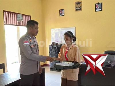 PEMBAGIAN ALAT TULIS SEKOLAH TERTINGGAL POLRES NAGEKEO - PoliceTube