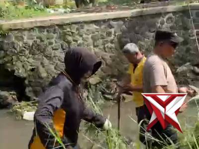 Anggota Polsek Lawang laksanakan kegiatan gotong royong bersih- bersih di Daerah Hukum Polsek Lawang - PoliceTube