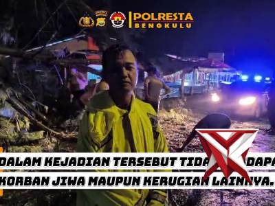 Polsek Teluk Segara Evakuasi Pohon Tumbang di Jalan Bengkulen Street, Arus Lalu Lintas Kembali Norma - PoliceTube