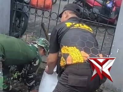 Polsek Rungkut melakukan kerja Bhakti - PoliceTube
