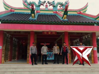 Polres Muara Enim pengamanan vihara - PoliceTube