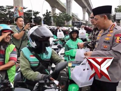 Berbagi takjil kepada masyarakat - PoliceTube