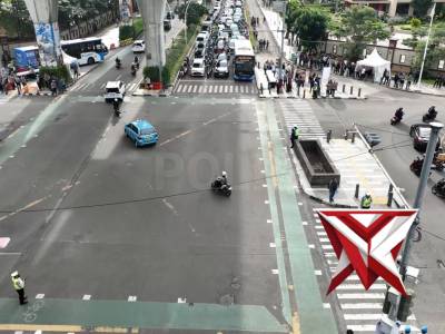 Suasana Ramadhan terasa hangat di depan Mabes Polri - PoliceTube