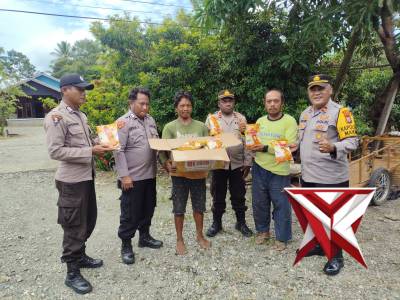 BIRO SDM POLDA PAPUA TENGAH MENYERAHKAN BIBIT JAGUNG KEPADA PARA PETANI - PoliceTube