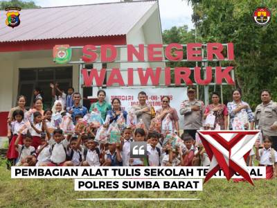 PEMBAGIAN ALAT TULIS SEKOLAH TERTINGGAL POLRES SUMBA BARAT - PoliceTube