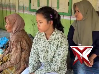 Pak Bhabin Sambang ke Rumah Nenek Sebatang kara yang hidupi Dua Cucu - PoliceTube