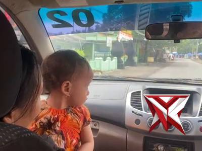 Anggota Polsek Jatiroto membantu masyarakat mengantarkan warga tersesat - PoliceTube