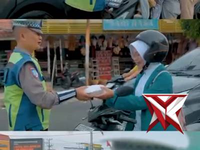 Edukasi dan Aksi Sosial, Satlantas Polresta Bengkulu Bagikan Takjil kepada Pengendara Personel Satu - PoliceTube