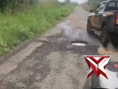 Polsek BTS Ulu Polres Musi Rawas Quick Respon, Perbaiki Jalan Rusak Cegah Kecelakaan. - PoliceTube