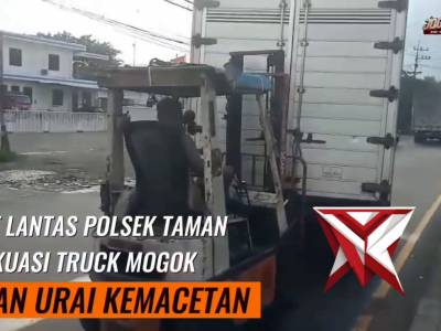 Unit Lantas Polsek Taman evakuasi truk mogok - PoliceTube