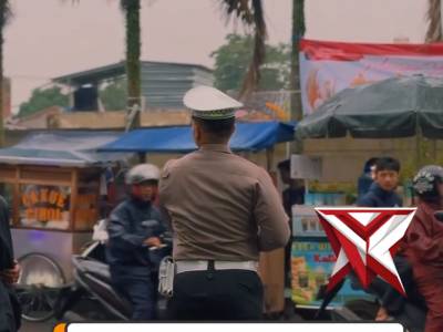 Satlantas Polres Cimahi hadir melakukan patroli dan pengaturan lalu lintas di kawasan ramai pencari