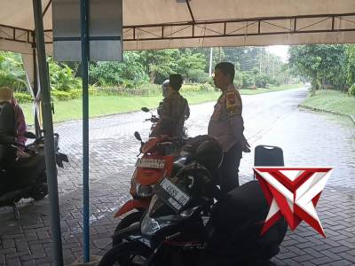 Polsek Sukolilo melakukan sambang parkiran kampus ITS agar lebih waspada curanmor - PoliceTube