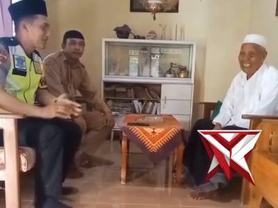 Bhabinkamtibmas Polsek Kebumen melaksanakan Sambang dan Silaturahmi ke Tokoh Agama Desa Kalijirek - PoliceTube