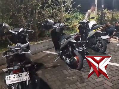 Petugas Polsek Kartoharjo laksanakan patroli dialogis dengan masyarakat - PoliceTube