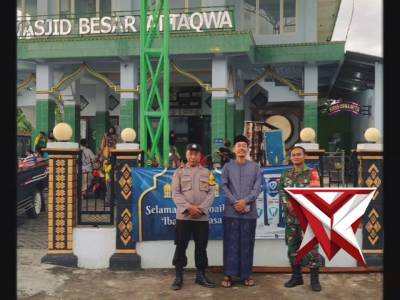 Polsek Kesamben Berbagi Takjil bersama Pemdes Carangrejo - PoliceTube