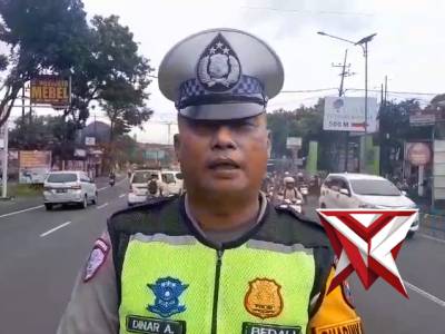 Aiptu Dinar Menyampaikan live report Pagi hari di Jalan Raya Lawang Kec. Lawang Kab. Malang - PoliceTube