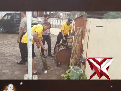 Jumat Bersih Kapolsek Sempol Dukung Program ASRI - PoliceTube