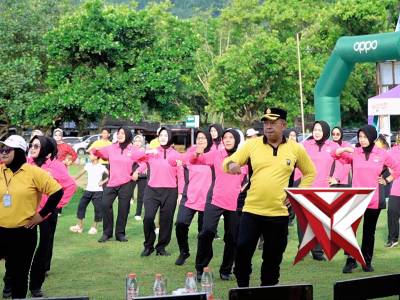 Wakapolres Polres Pacitan menghadiri dan mengikuti kegiatan Aero Zumba on The Beach serta Festival - PoliceTube