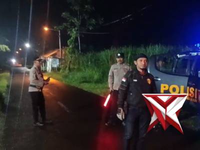 Kapolsek beserta anggota Melaksanakan giat patroli Blue Light