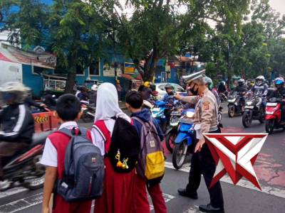 Yanmas pagi piket fungsi - PoliceTube