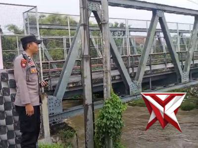 PATROLI MONITORING BENCANA ALAM PANTAU DEBIT AIR SUNGAI DALAM RANGKA SIAGA BENCANA ALAM - PoliceTube