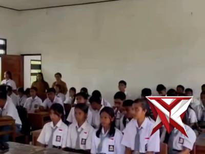 Satlantas Polres Sabu Raijua melaksanakan sosialisasi keselamatan berlalulintas di SMAN1 Sabu Tengah - PoliceTube