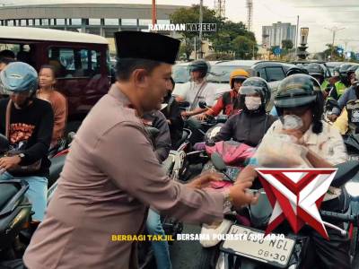 Pembagiam takjil gratis bersama polresta Sidoarjo