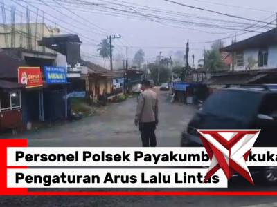 Personel Polsek Akabiluru Lakukan Pengaturan Arus Lalu Lintas di wilayah Hukum Polsek Akabiluru - PoliceTube