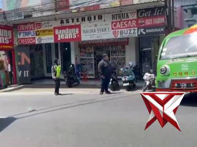 Peserta menyeberang jalan - PoliceTube