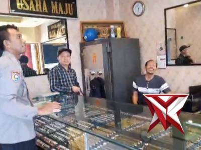 Kanit Binmas Polsek Tumpang Aiptu Aris rutin mengingatkan para pedagang emas untuk memasang CCTV - PoliceTube