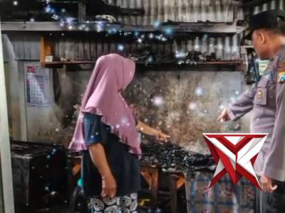 Anggota Polsek Kepanjen Mendatangi TKP Kebakaran yang terjadi di Perumnas Talangagung 2 Kepanjen - PoliceTube