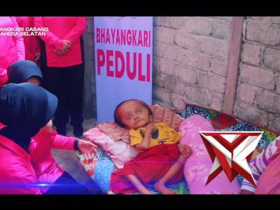 KETUA BHAYANGKARI DAERAH MALUKU UTARA MENGUNJUNGI ANAK PENYANDANG HEDROSEFALUS - PoliceTube