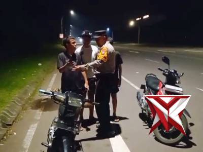 Anggota samapta Polsek Waru berikan himbauan kepada pemuda yg keluyuran saat malam hari - PoliceTube