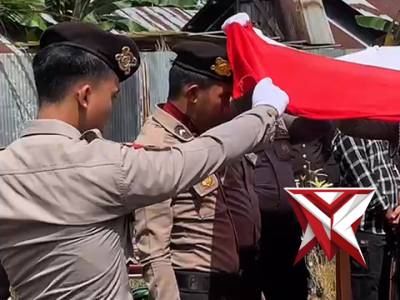Upacara pemakaman Almarhum Bripda Muhammad Hanafi, anggota Polres Hulu Sungai Tengah - PoliceTube