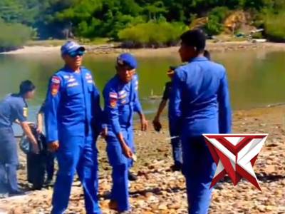Ditpolairud Polda ntt bersama sat Polairud Polres manggarai barat melakukan aksi bersih pantai. - PoliceTube