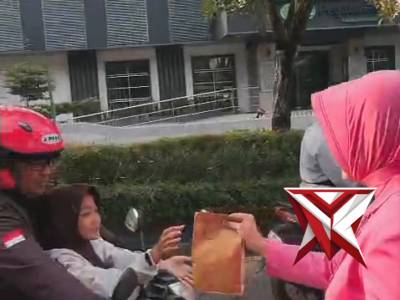 Polsek Magetan bersama Bhayangkari berbagi takjil kepada masyarakat - PoliceTube