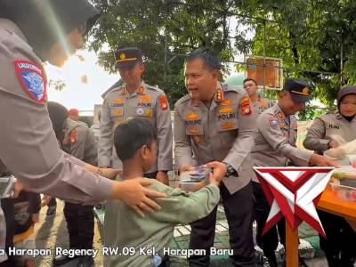 Dekatkan Diri ke Masyarakat, Kapolres Metro Bekasi Kota Bagikan Takjil di Bekasi Utara - PoliceTube