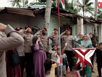 PEMBAGIAN BENDERA MERAH PUTIH KEPADA MASYARAKAT OLEH DITRESKERIMUM POLDA KEPRI - PoliceTube