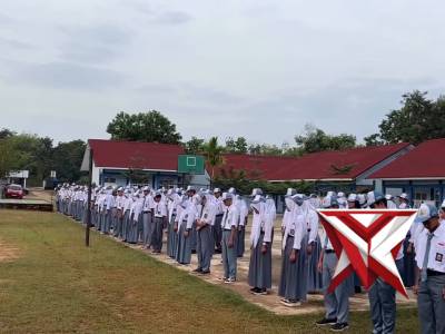 Wakapolres Ajak Pelajar SMAN 15 Jauhi Narkoba dan Raih Prestasi - PoliceTube