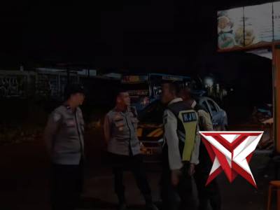 Bersinergi Jaga Kamtibmas, Polsek Weru Gelar Patroli Dialogis Malam Hari - PoliceTube