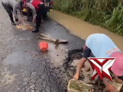 Polsek BTS Ulu Timbun Jalan Berlubang di Lintas Mura&ndash;Pali - PoliceTube