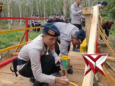 Pembangungan Jembatan Darurat Oleh Personel Batalyon C PeloporSatbrimob Polda Sumsel - PoliceTube