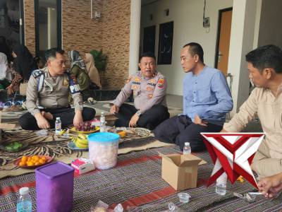 Perkuat Kerukunan Internal, Kapolsek Gedangan Pimpin Kunjungan Silaturahmi ke Rumah Anggota Sepulang - PoliceTube