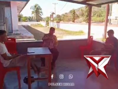 Bhabinkamtibmas polsek kisar melaksanakan sambaran kerumah salah satu warga binaannya