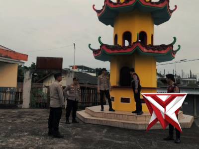 Personel Polres Muara Enim melaksanakan pengamanan Perayaan Imlek 2577 di Vihara Avalokitesvara